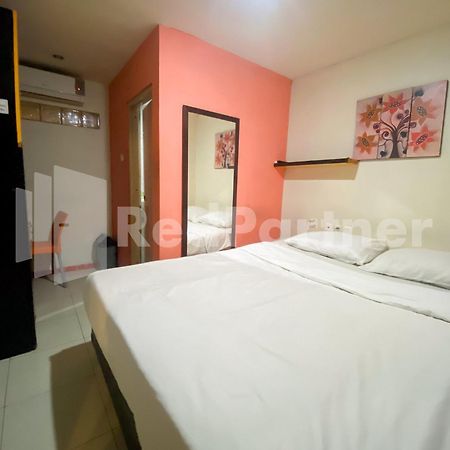 Audah Guesthouse Syariah Redpartner Джакарта Экстерьер фото