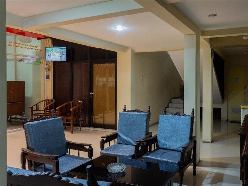Audah Guesthouse Syariah Redpartner Джакарта Экстерьер фото