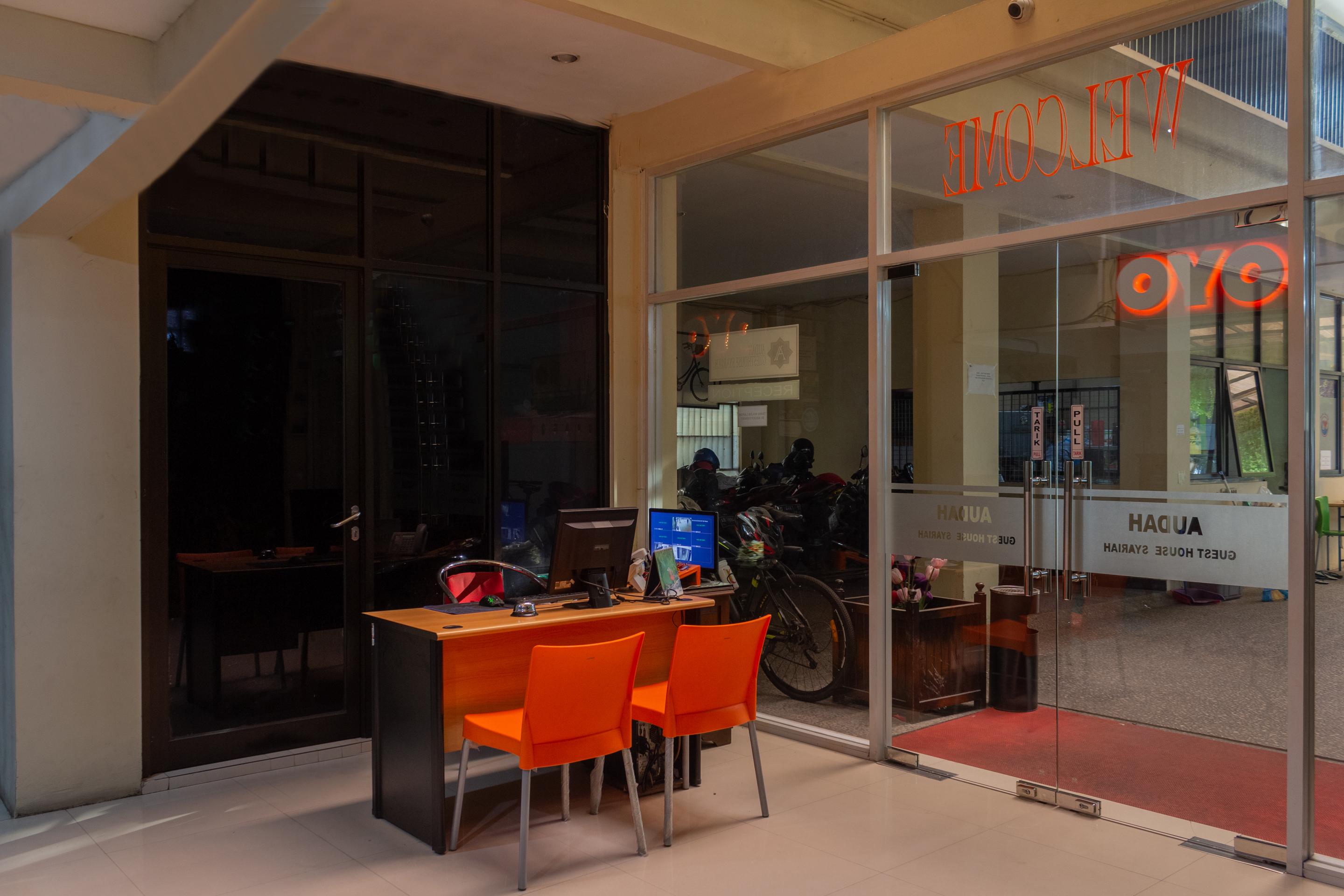 Audah Guesthouse Syariah Redpartner Джакарта Экстерьер фото