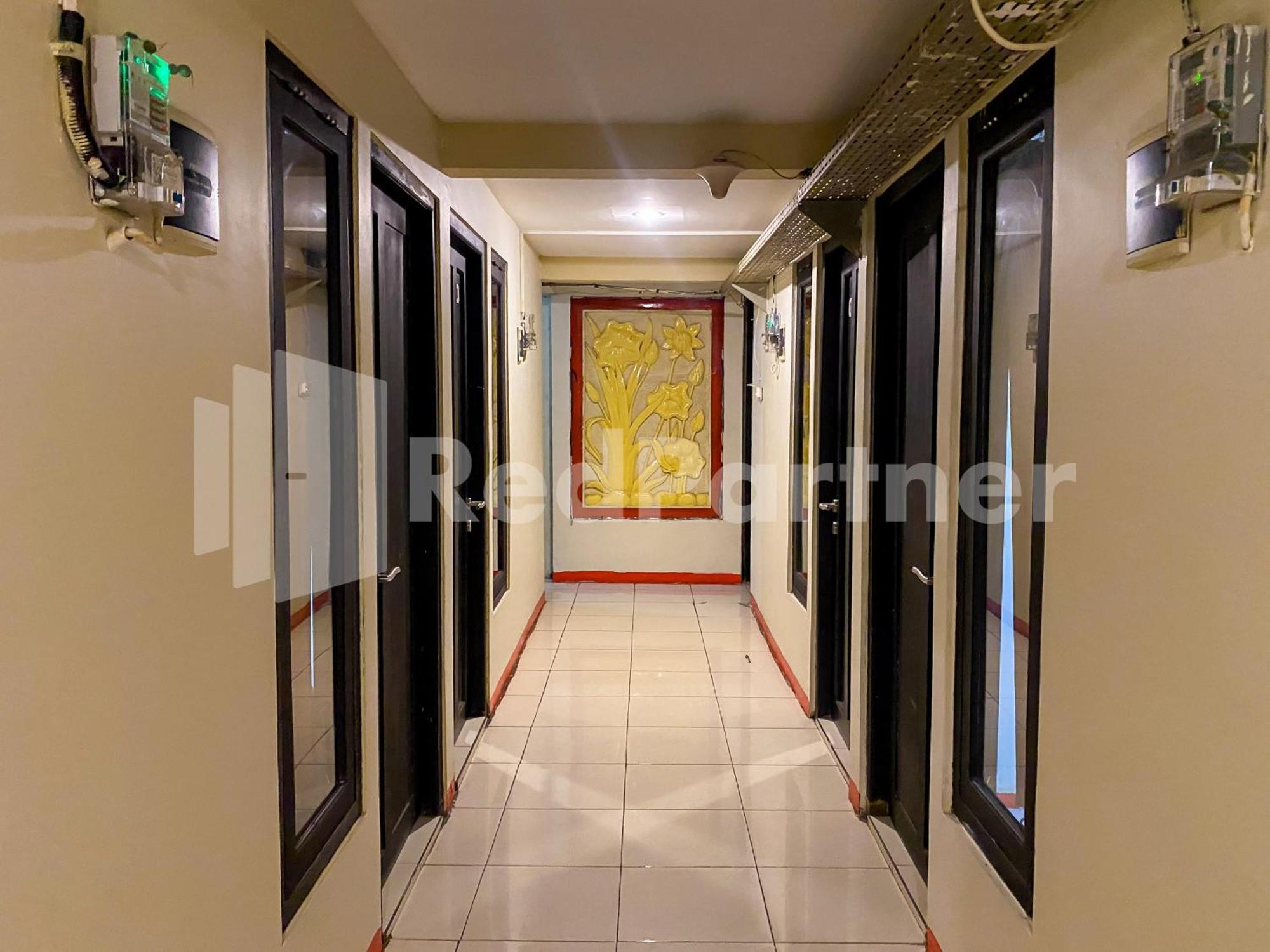 Audah Guesthouse Syariah Redpartner Джакарта Экстерьер фото
