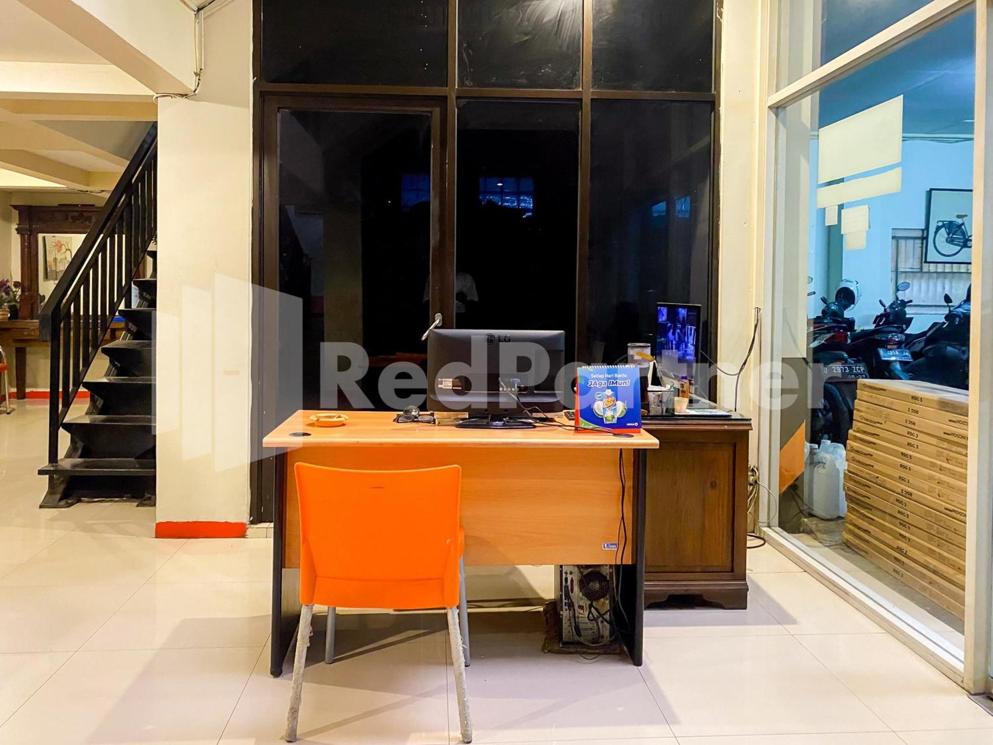 Audah Guesthouse Syariah Redpartner Джакарта Экстерьер фото