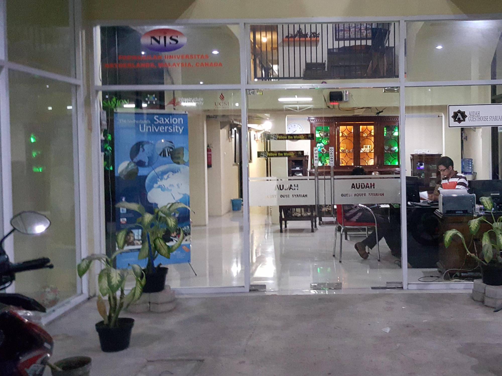 Audah Guesthouse Syariah Redpartner Джакарта Экстерьер фото